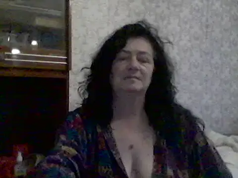 Snapshot of GypsiQueen2 chatting on 03/15/25, 03:06 GypsiQueen2 online show from 03/15/25, 03:06