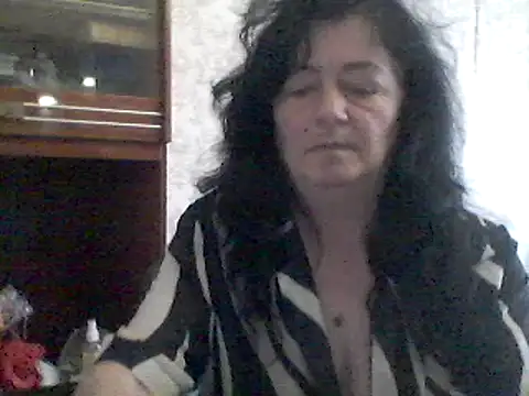 Snapshot of GypsiQueen2 chatting on 03/19/25, 01:18 GypsiQueen2 online show from 03/19/25, 01:18