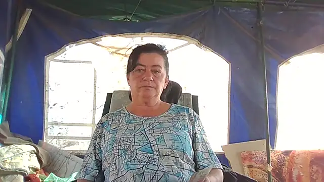 Snapshot of GypsiQueen2 chatting on 09/20/25, 06:58 GypsiQueen2 online show from 09/20/25, 06:58