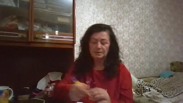 Snapshot of GypsiQueen2 chatting on 10/13/25, 05:57 GypsiQueen2 online show from 10/13/25, 05:57