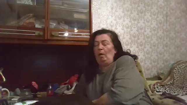 Snapshot of GypsiQueen2 chatting on 10/23/25, 04:39 GypsiQueen2 online show from 10/23/25, 04:39