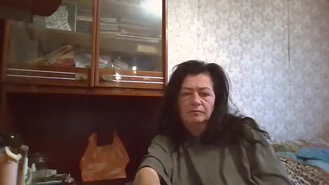 Snapshot of GypsiQueen2 chatting on 11/16/25, 05:35 GypsiQueen2 online show from 11/16/25, 05:35