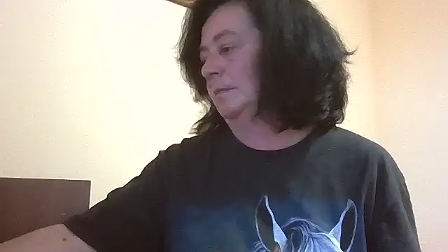 Snapshot of GypsiQueen2 chatting on 05/15/26, 05:42 GypsiQueen2 online show from 05/15/26, 05:42