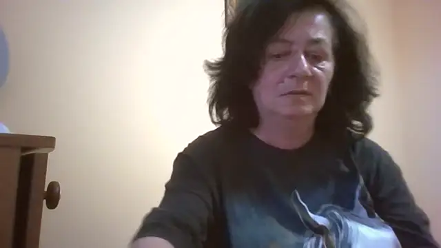 Snapshot of GypsiQueen2 chatting on 05/19/26, 05:52 GypsiQueen2 online show from 05/19/26, 05:52