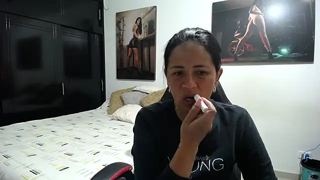 Snapshot of sharoon_cheerry chatting on 02/21/26, 01:23 sharoon cheerry online show from 02/21/26, 01:23