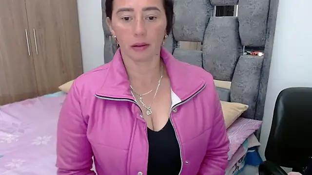 sara hott 1 online show from 02/03/25, 08:03