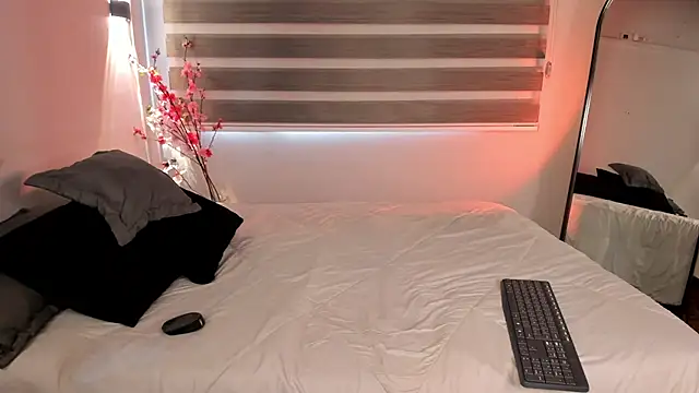 Snapshot of MERIDA_TAYLOR chatting on 09/13/25, 01:11 MERIDA TAYLOR online show from 09/13/25, 01:11