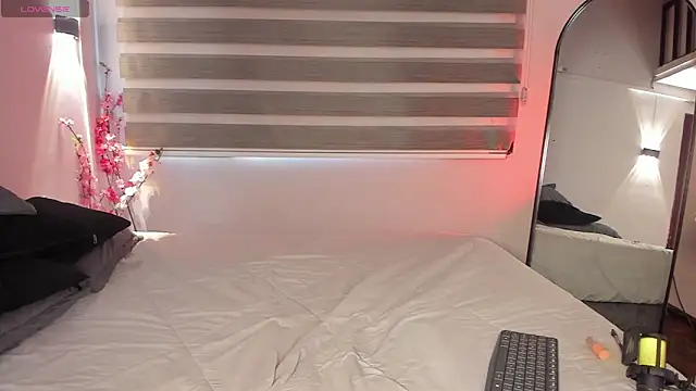 Snapshot of MERIDA_TAYLOR chatting on 10/06/25, 01:52 MERIDA TAYLOR online show from 10/06/25, 01:52