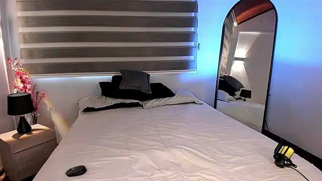 Snapshot of MERIDA_TAYLOR chatting on 12/03/25, 12:14 MERIDA TAYLOR online show from 12/03/25, 12:14