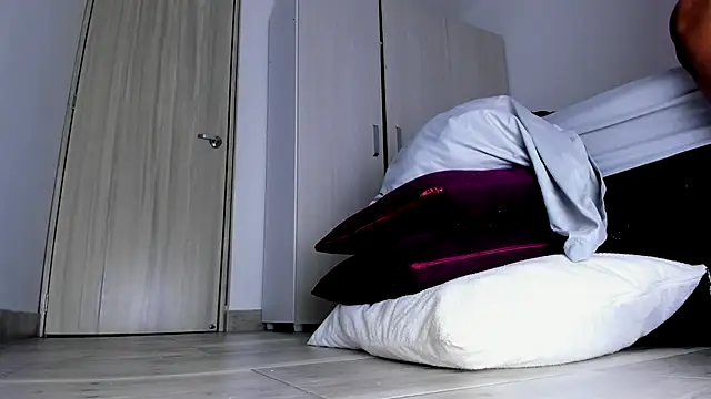 Skarleth69 online show from 11/05/25, 02:11