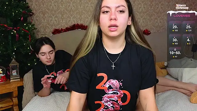 Snapshot of twobabesweet chatting on 12/26/24, 07:35 twobabesweet online show from 12/26/24, 07:35