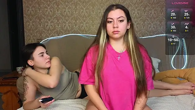 Snapshot of twobabesweet chatting on 01/04/25, 08:06 twobabesweet online show from 01/04/25, 08:06