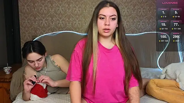 Snapshot of twobabesweet chatting on 01/10/25, 05:47 twobabesweet online show from 01/10/25, 05:47