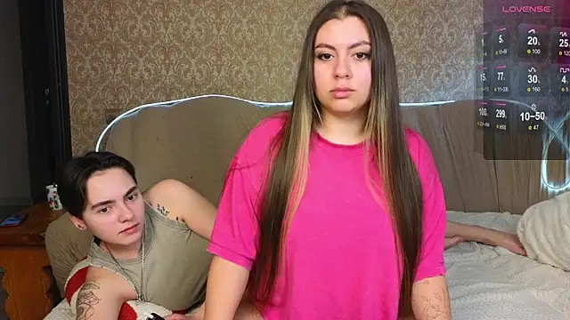 Snapshot of twobabesweet chatting on 03/19/25, 04:03 twobabesweet online show from 03/19/25, 04:03