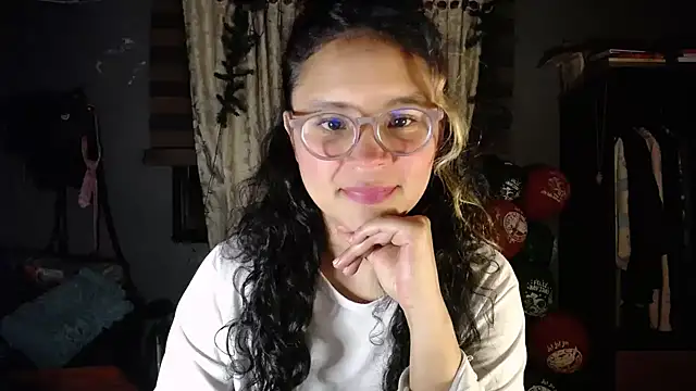 Snapshot of Hathorlove chatting on 12/17/25, 03:23 Hathorlove online show from 12/17/25, 03:23