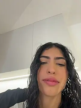 Snapshot of Gaby_zahir_ chatting on 11/18/25, 04:22 Gaby zahir online show from 11/18/25, 04:22