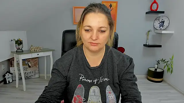 LollaGirl online show from 01/24/25, 04:27