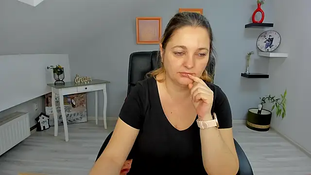 LollaGirl online show from 01/27/25, 03:58