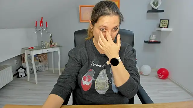 LollaGirl online show from 02/25/25, 04:14