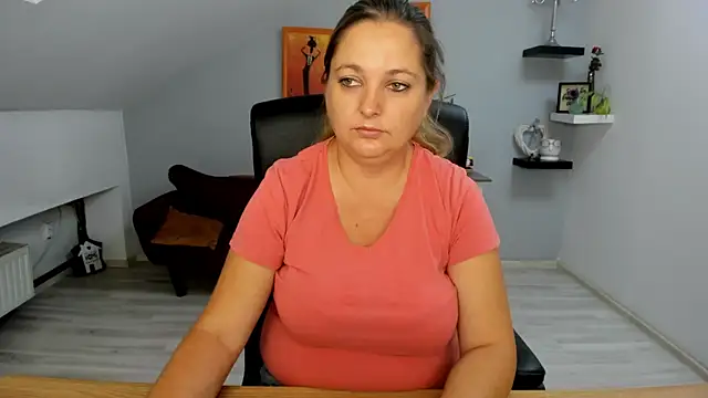 LollaGirl online show from 09/10/25, 03:39