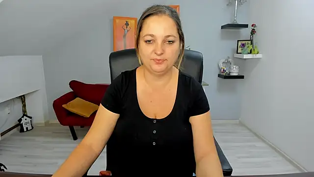 LollaGirl online show from 10/17/25, 03:20