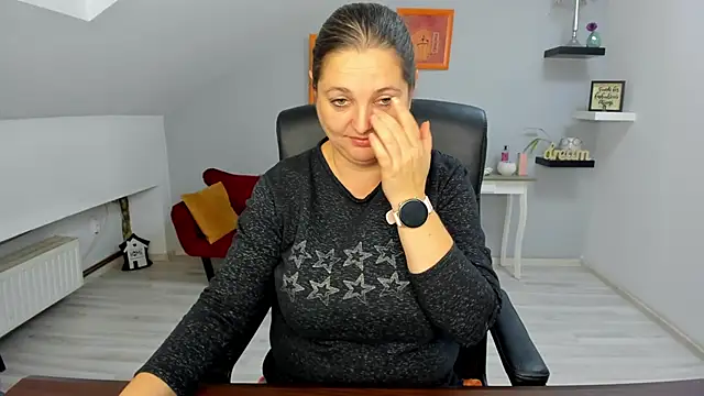 LollaGirl online show from 11/05/25, 04:23