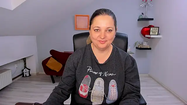 LollaGirl online show from 03/27/26, 04:18