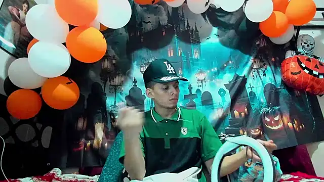 Snapshot of davidlatin66 chatting on 10/17/25, 01:20 davidlatin66 online show from 10/17/25, 01:20