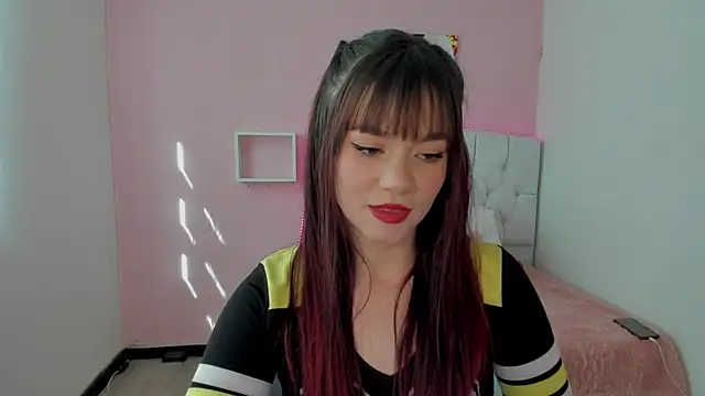 Snapshot of 18candys chatting on 12/16/24, 08:37 18candys online show from 12/16/24, 08:37