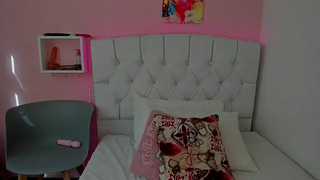 Snapshot of 18candys chatting on 01/13/25, 08:37 18candys online show from 01/13/25, 08:37