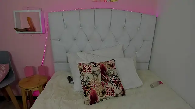 Snapshot of 18candys chatting on 02/13/25, 10:43 18candys online show from 02/13/25, 10:43