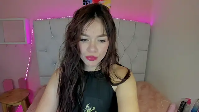 Snapshot of 18candys chatting on 02/19/25, 01:18 18candys online show from 02/19/25, 01:18