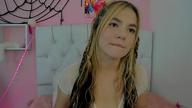 Snapshot of 18candys chatting on 10/18/25, 07:25 18candys online show from 10/18/25, 07:25