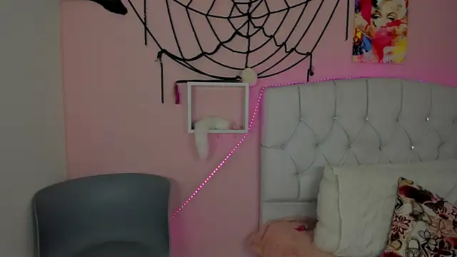 Snapshot of 18candys chatting on 10/24/25, 10:39 18candys online show from 10/24/25, 10:39