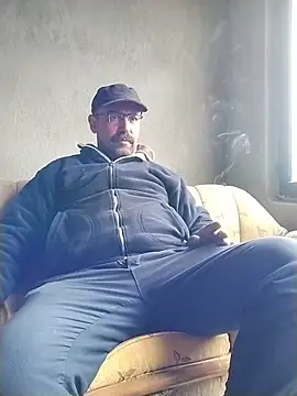 Snapshot of masculine_bear_daddy chatting on 12/04/25, 08:45 masculine bear daddy online show from 12/04/25, 08:45