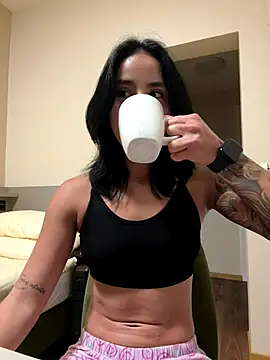 Snapshot of Ale_Lewis chatting on 11/06/25, 06:53 Ale Lewis online show from 11/06/25, 06:53