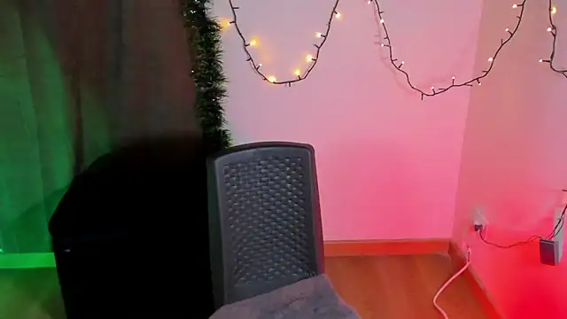 Snapshot of NanaRott chatting on 12/22/25, 07:55 NanaRott online show from 12/22/25, 07:55