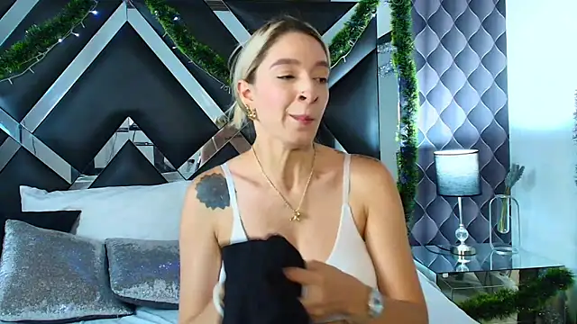 victoriaa lee  online show from 12/12/24, 11:03