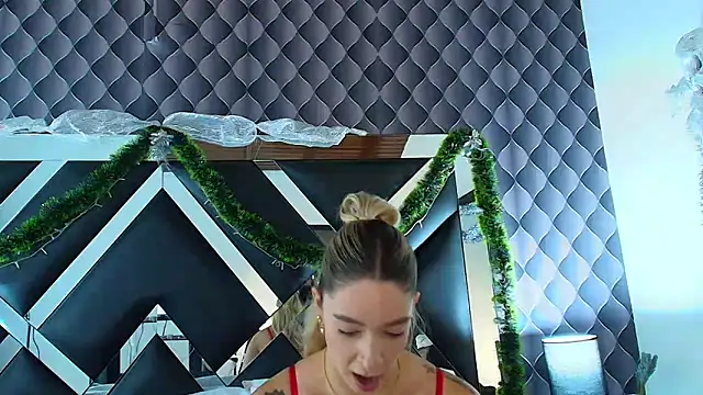 victoriaa lee  online show from 12/13/24, 07:32