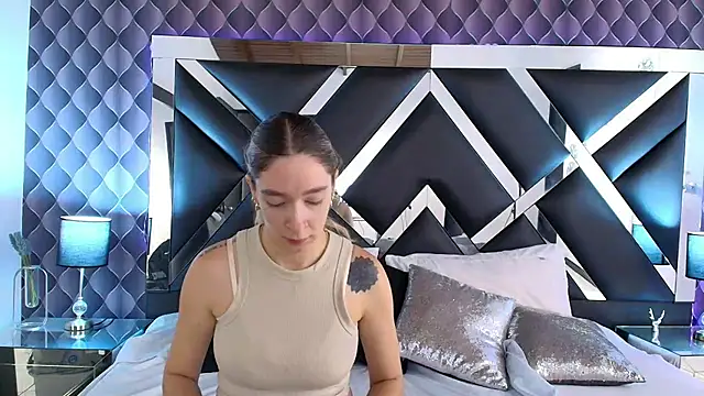 victoriaa lee  online show from 02/10/25, 07:17