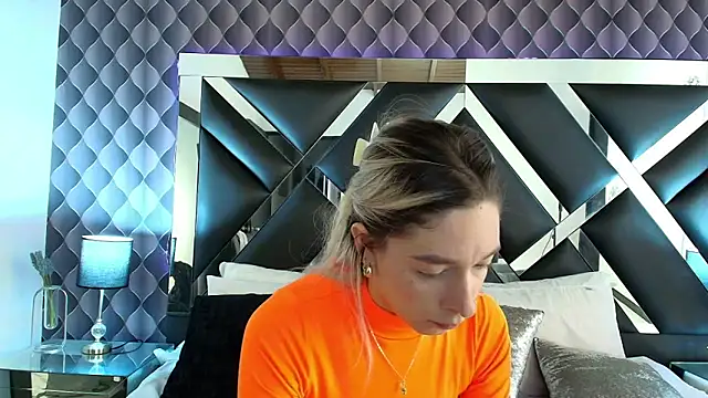 victoriaa lee  online show from 02/19/25, 06:43