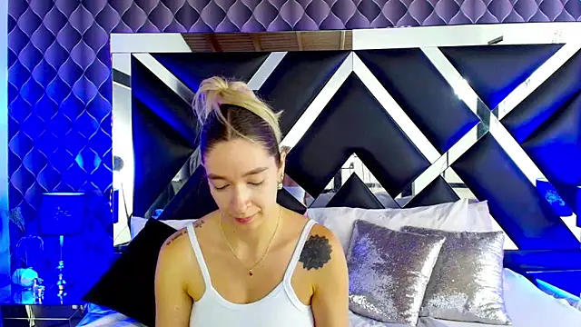 victoriaa lee  online show from 03/17/25, 07:48