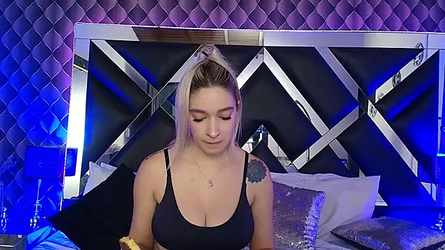 victoriaa lee  online show from 11/05/25, 12:21