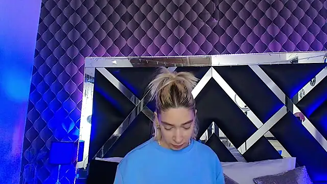 victoriaa lee  online show from 03/30/26, 07:37