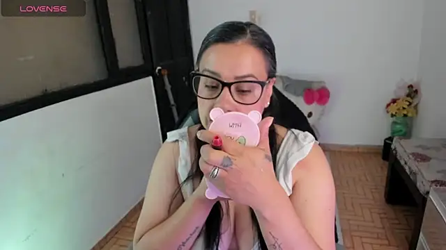 Snapshot of smile_sweetpao chatting on 02/17/26, 12:12 smile sweetpao online show from 02/17/26, 12:12