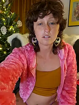 Snapshot of mossy_kiss chatting on 12/18/25, 04:35 mossy kiss online show from 12/18/25, 04:35