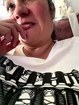 Snapshot of gabiTetas chatting on 12/19/25, 07:54 gabiTetas online show from 12/19/25, 07:54