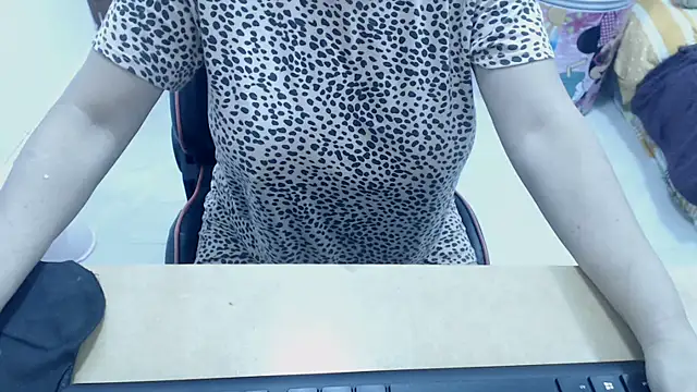 Valentina lara01 online show from 11/29/25, 11:30