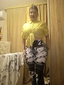 Snapshot of ROXOLANAA_SEXY chatting on 03/06/26, 03:41 ROXOLANAA SEXY online show from 03/06/26, 03:41