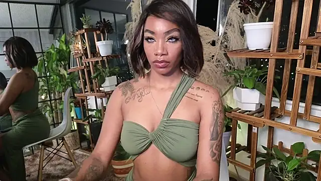 Snapshot of emely_brandon chatting on 12/13/24, 01:15 emely brandon online show from 12/13/24, 01:15